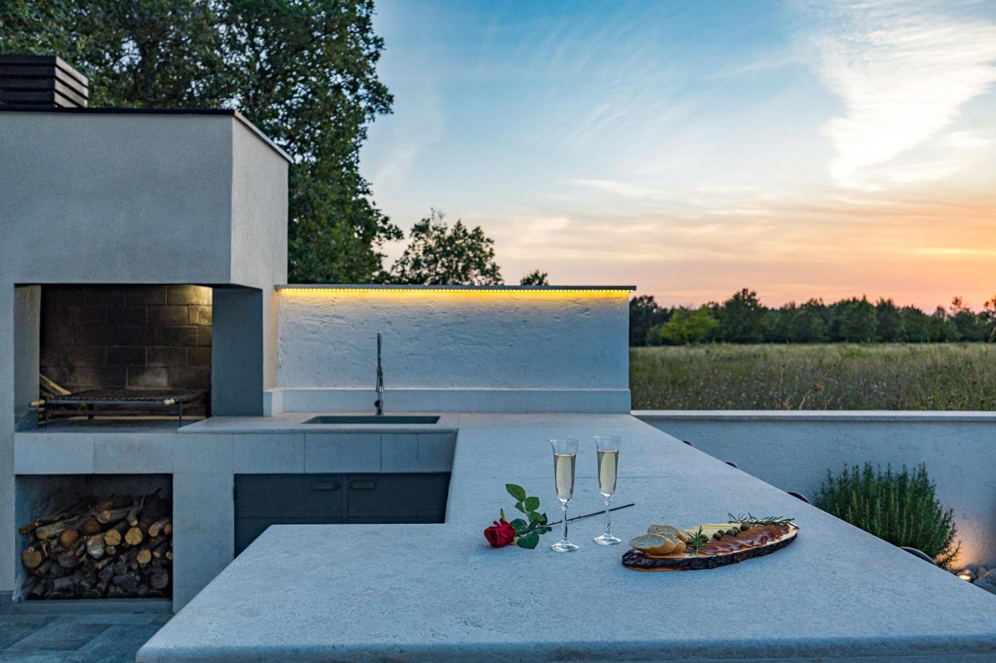 Special Offer! New Luxury Apartment With Pool, Fitness, Outdoor Bar&Grill Бує Екстер'єр фото