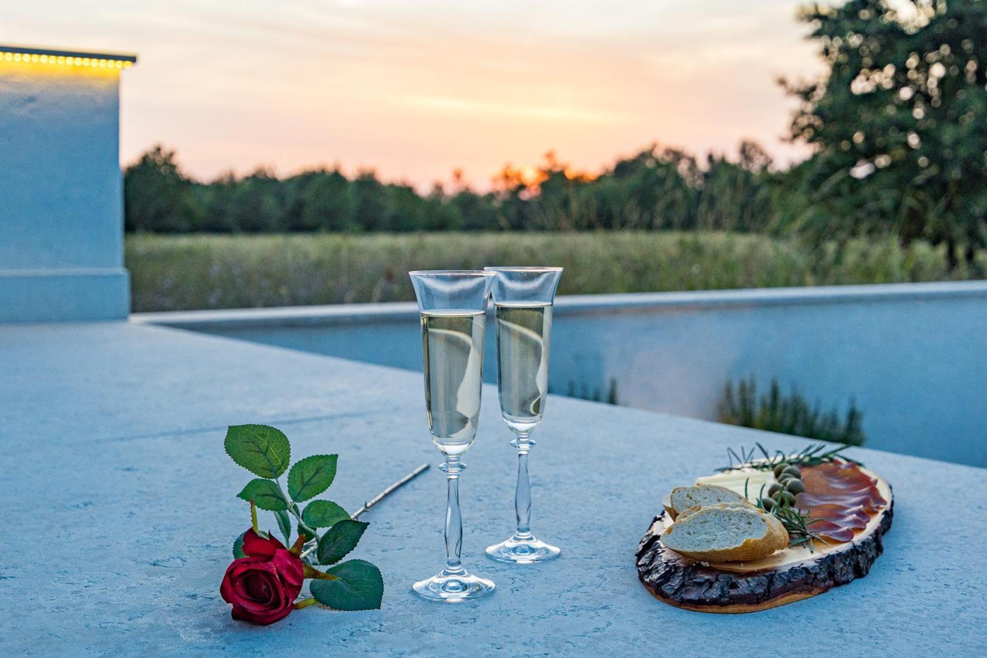 Special Offer! New Luxury Apartment With Pool, Fitness, Outdoor Bar&Grill Бує Екстер'єр фото